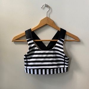 Black and white lululemon sports bra